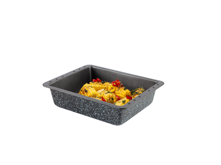 Baking pan with corn on the cob and spices