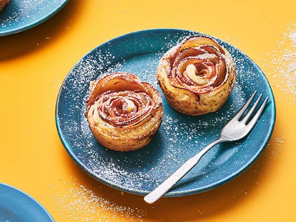 Cinnamon apple rose tarts