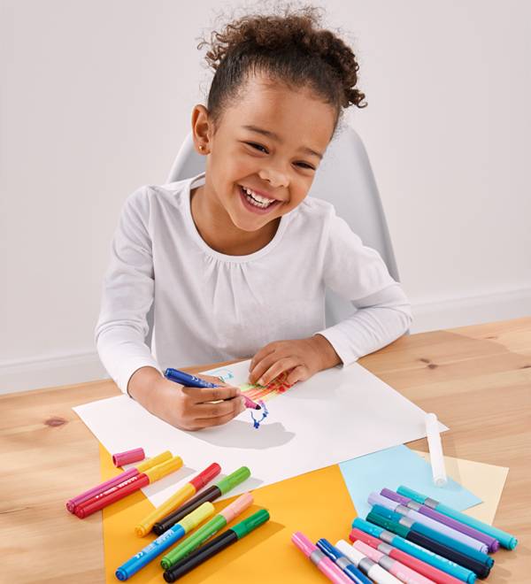 Girl drawing with Stabilo markers.